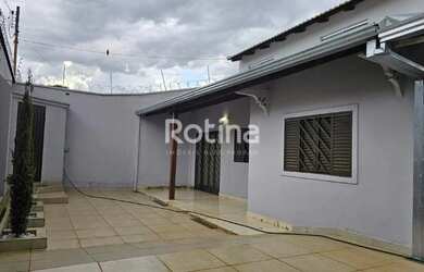 Imagem: A casa possui 5 Dormitórios, 4 Banheiros, 3 Vagas na garagem