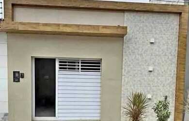 Imagem: A casa possui 2 Dormitórios, 2 Banheiros, 2 Vagas na garagem