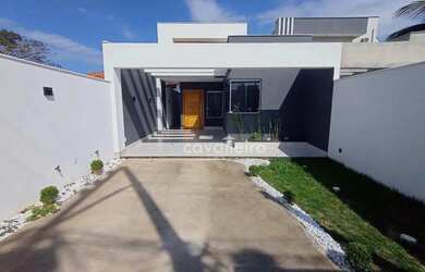 Imagem: A casa possui 2 Dormitórios, 3 Banheiros, 2 Vagas na garagem