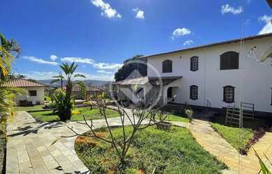 Imagem: A casa possui 5 Dormitórios, 2 Banheiros, 2 Vagas na garagem