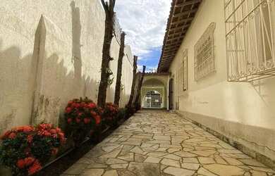 Imagem: A casa possui 3 Dormitórios, 5 Banheiros, 5 Vagas na garagem