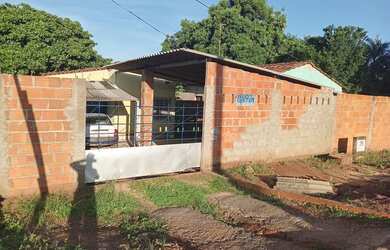 Imagem: A casa possui 2 Dormitórios, 1 Banheiro, 1 Vaga na garagem