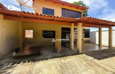 Imagem: A casa possui 5 Dormitórios, 3 Banheiros, 2 Vagas na garagem