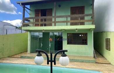 Imagem: A casa possui 3 Dormitórios, 2 Banheiros, 2 Vagas na garagem