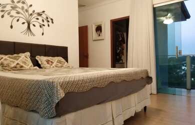 Imagem: A casa em condomínio possui 5 Dormitórios, 4 Banheiros, 2