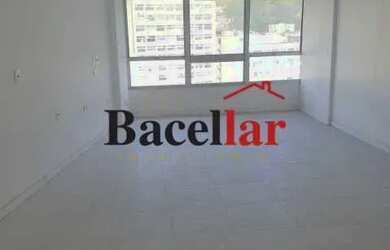 Imagem: O depósito possui 1 Vaga na garagem, 33m² de Área e está