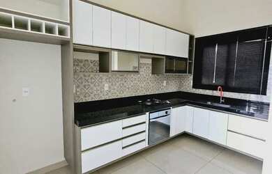 Imagem: A casa em condomínio possui 3 Dormitórios, 2 Banheiros e 105m²