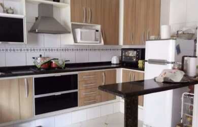 Imagem: A casa possui 3 Dormitórios, 3 Banheiros, 5 Vagas na garagem