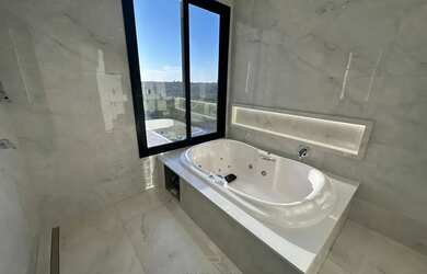 Imagem 7: Sobrado com 3 pisos, 4 suítes, ambientes amplos, e uma localização...