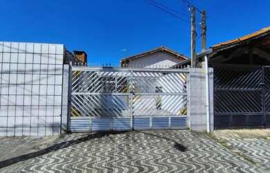 Imagem: A casa possui 2 Dormitórios, 1 Banheiro, 2 Vagas na garagem