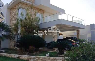 Imagem: A casa em condomínio possui 4 Dormitórios, 5 Banheiros, 4