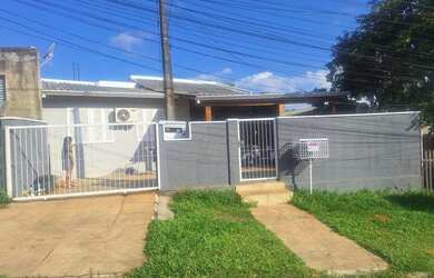 Imagem: A casa possui 3 Dormitórios, 1 Banheiro, 2 Vagas na garagem