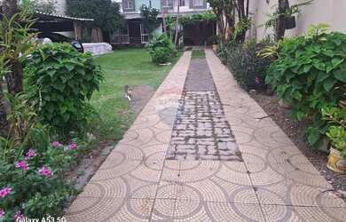 Imagem: A casa possui 3 Dormitórios, 2 Banheiros, 5 Vagas na garagem