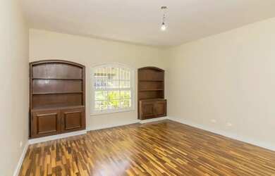 Imagem: A casa possui 3 Dormitórios, 5 Banheiros, 2 Vagas na garagem