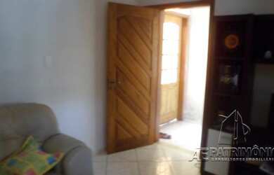 Imagem: A casa possui 3 Dormitórios, 2 Banheiros, 2 Vagas na garagem