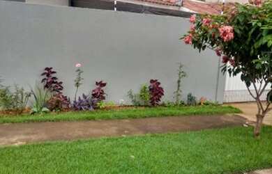 Imagem: A casa possui 3 Dormitórios, 2 Banheiros, 2 Vagas na garagem