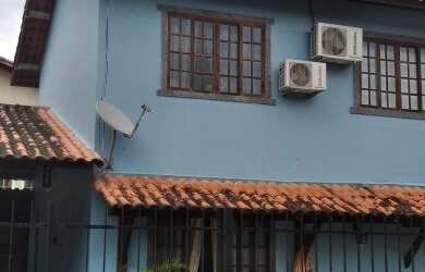 Imagem: A casa em condomínio possui 3 Dormitórios, 2 Banheiros, 2