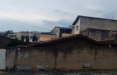 Imagem: A casa possui 2 Dormitórios, 2 Banheiros, 4 Vagas na garagem