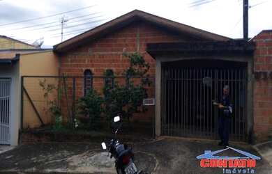 Imagem: A casa possui 3 Dormitórios, 1 Banheiro, 2 Vagas na garagem