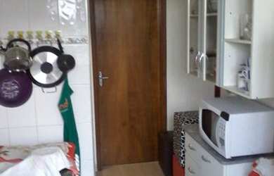 Imagem: O apartamento possui 2 Dormitórios, 1 Banheiro, 1 Vaga na garagem