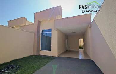 Imagem: A casa possui 3 Dormitórios, 2 Banheiros, 2 Vagas na garagem