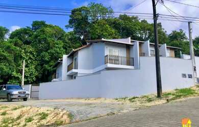 Imagem: A casa possui 2 Dormitórios, 1 Banheiro, 2 Vagas na garagem