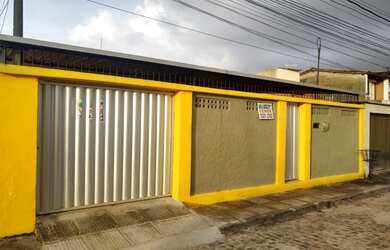 Imagem: A casa possui 4 Dormitórios, 2 Banheiros, 2 Vagas na garagem