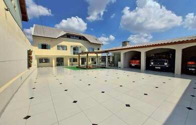 Imagem: A casa possui 5 Dormitórios, 5 Banheiros, 5 Vagas na garagem