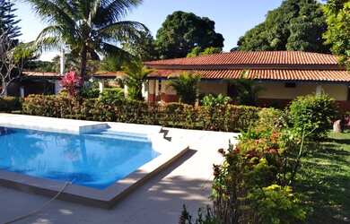 Imagem: A casa possui 5 Dormitórios, 4 Banheiros, 300m² de Área e