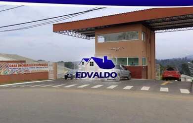 Imagem: A casa em condomínio possui 3 Dormitórios, 1 Banheiro, 2 Vagas