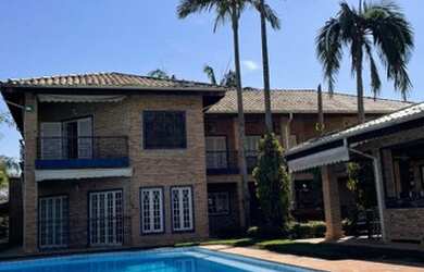 Imagem: A casa em condomínio à venda possui 5 Dormitórios, 5 Banheiros