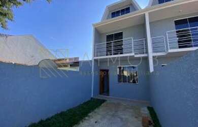 Imagem: A casa possui 3 Dormitórios, 2 Banheiros, 2 Vagas na garagem