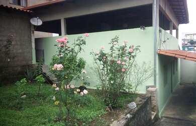 Imagem: A casa possui 3 Dormitórios, 3 Banheiros, 4 Vagas na garagem