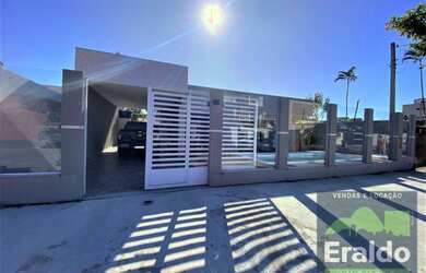 Imagem: A casa possui 5 Dormitórios, 2 Banheiros, 3 Vagas na garagem