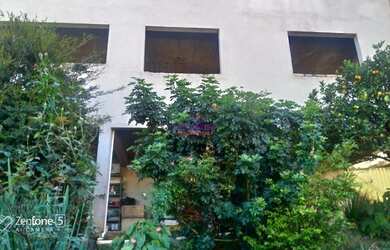 Imagem: A casa possui 3 Dormitórios, 2 Banheiros, 5 Vagas na garagem