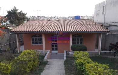 Imagem: A casa possui 3 Dormitórios, 1 Banheiro, 3 Vagas na garagem