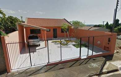 Imagem: A casa possui 2 Dormitórios, 1 Banheiro, 3 Vagas na garagem