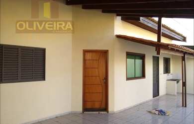 Imagem: A casa possui 3 Dormitórios, 1 Banheiro, 2 Vagas na garagem