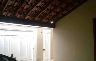 Imagem: A casa possui 3 Dormitórios, 3 Banheiros, 2 Vagas na garagem