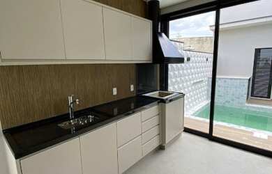 Imagem: A casa em condomínio possui 3 Dormitórios, 4 Banheiros, 4