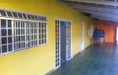 Imagem: A casa possui 1 Dormitório, 3 Banheiros, 4 Vagas na garagem