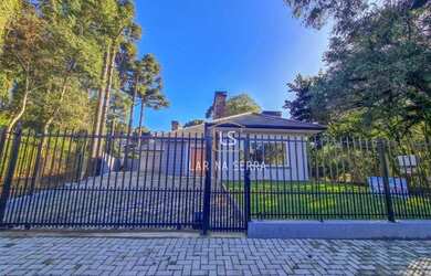 Imagem: A casa possui 3 Dormitórios, 4 Banheiros, 2 Vagas na garagem