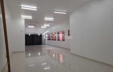 Imagem: O depósito possui 2 Vagas na garagem e 220m² de Área e está