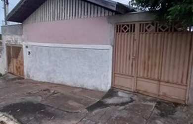 Imagem: A casa possui 3 Dormitórios, 2 Banheiros, 2 Vagas na garagem