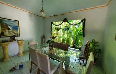 Imagem: A casa possui 4 Dormitórios, 3 Banheiros, 5 Vagas na garagem