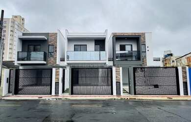 Imagem: A casa possui 3 Dormitórios, 4 Banheiros, 2 Vagas na garagem