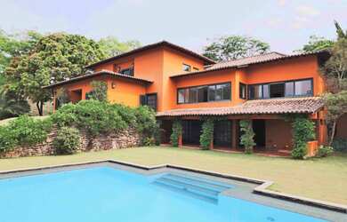 Imagem: A casa em condomínio possui 4 Dormitórios, 4 Banheiros, 5