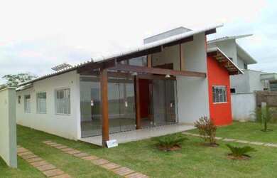 Imagem: A casa possui 4 Dormitórios, 1 Banheiro, 4 Vagas na garagem