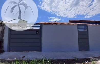 Imagem: A casa possui 2 Dormitórios, 1 Banheiro, 2 Vagas na garagem