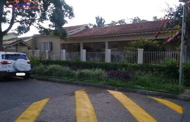 Imagem: A casa possui 4 Dormitórios, 2 Banheiros, 5 Vagas na garagem